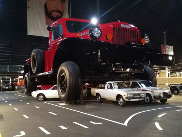 The 1950s Dodge Power Wagon replica, 8 times larger than the original and weighing more than 50 tons, is the world