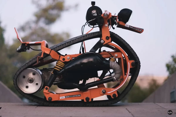The motorbike is made by cutting a car tire into a flat surface and wrapping it around the engine and footrest.  With this design, the vehicle's tires act like tank tracks, allowing the driver to easily perform stunts without fear of losing balance - Photo: Make It Extreme.